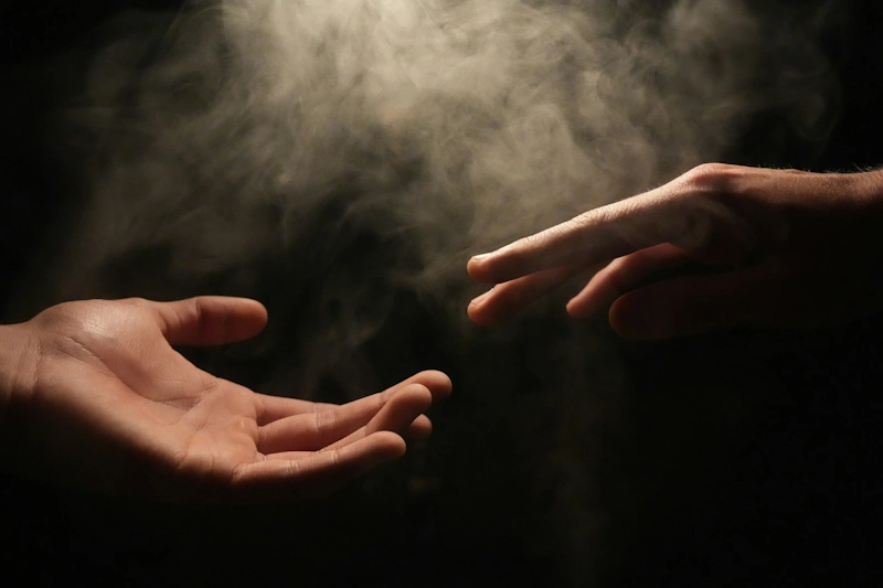 Nærværende hænder og røg . Illustrerer nærvær, energi healing